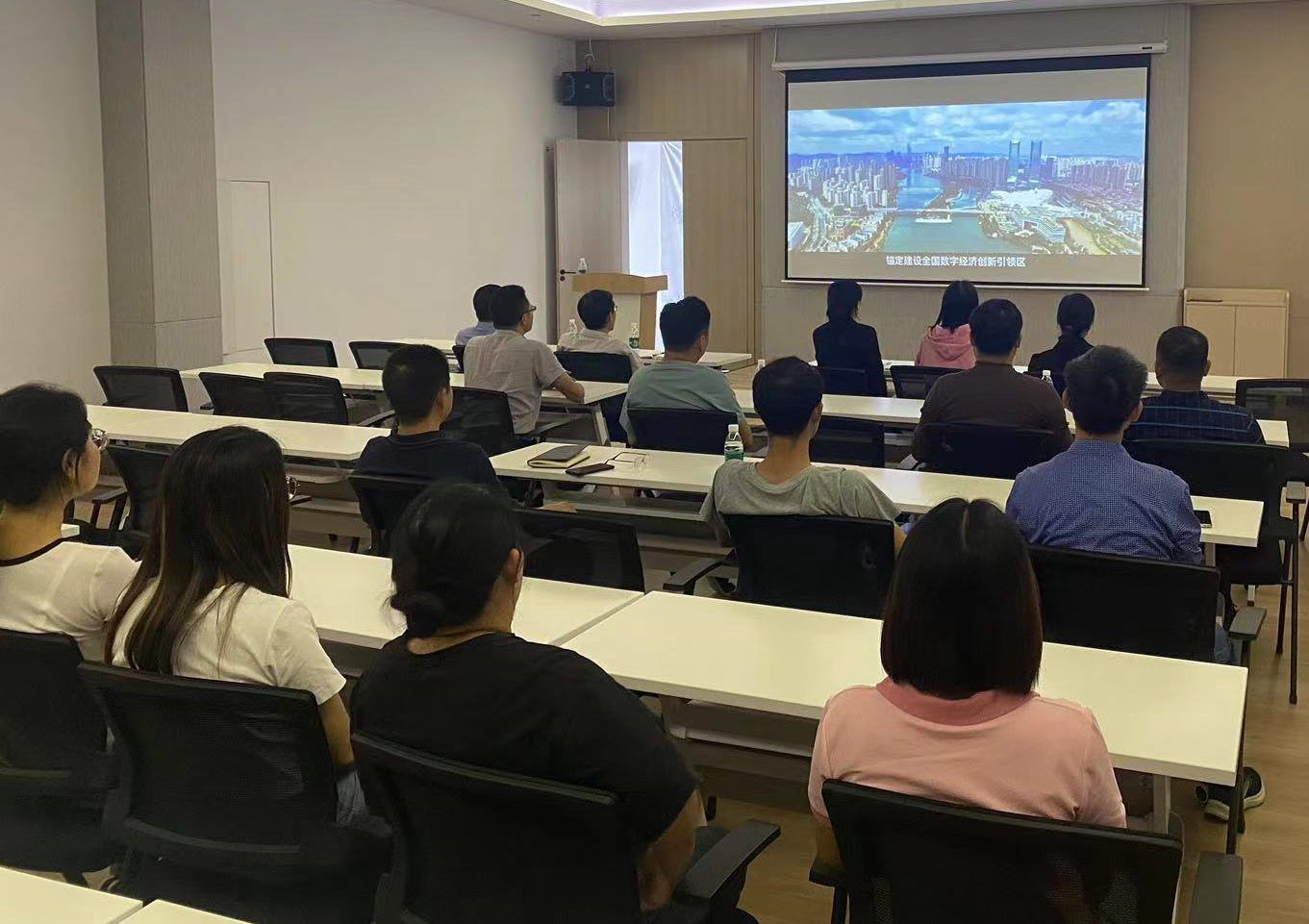 走進工業數字化與智能化的發展之路 | 湖南萌恒組織觀看省工信廳“智賦萬企”專題宣傳片