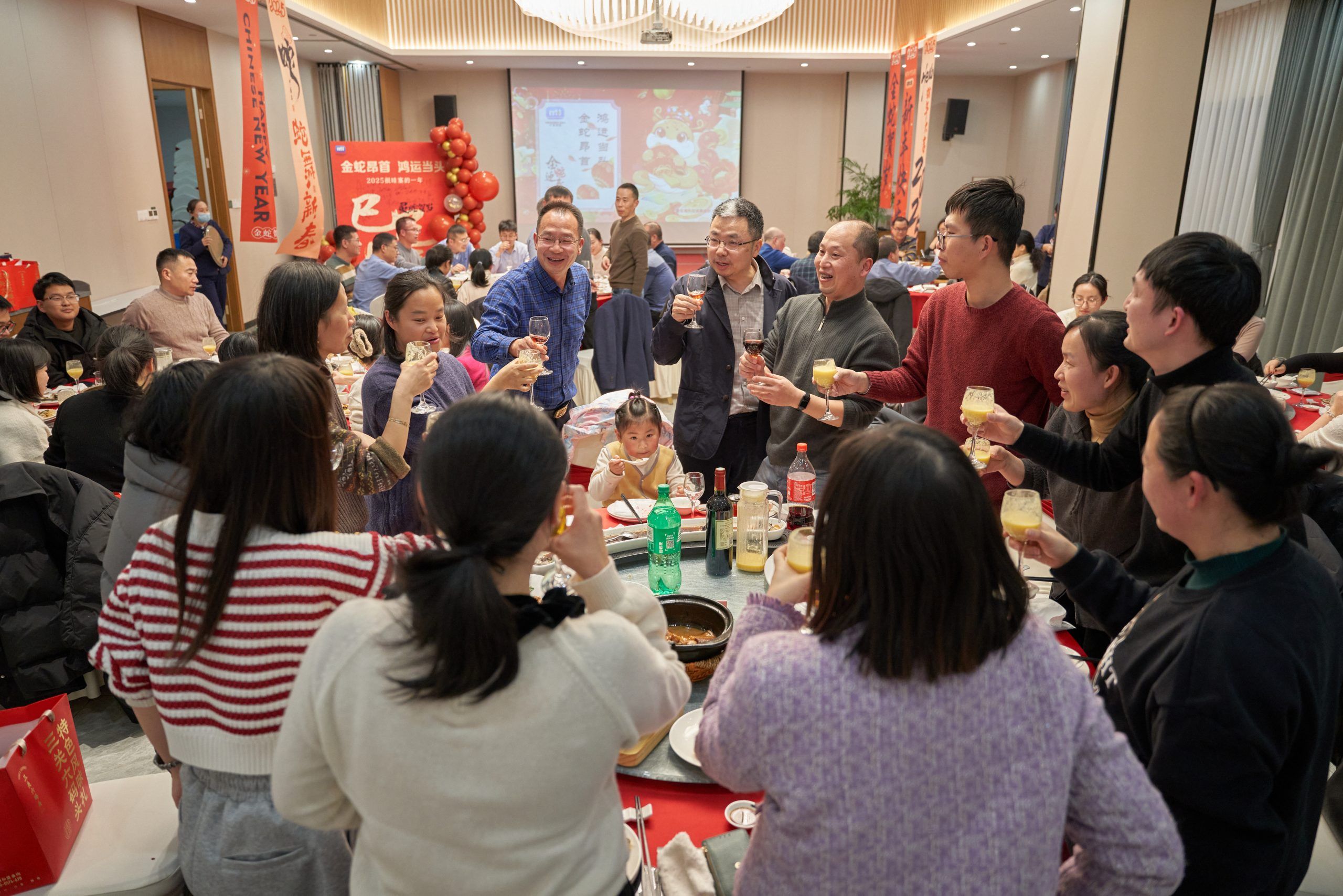 金蛇昂首 鴻運當頭 | 海外2025年新春團圓晚宴溫暖落幕