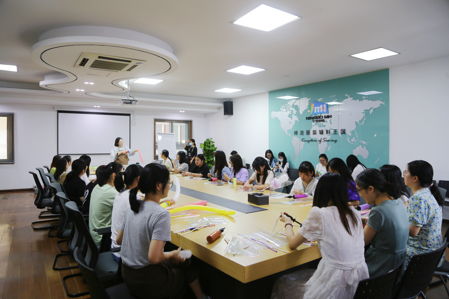 當(dāng)氣球遇上玉兔 | 國貿(mào)開展中秋氣球DIY活動